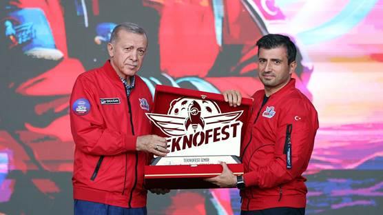 TEKNOFEST Yönetim Kurulu Başkanı Selçuk Bayraktar, Erdoğan'a plaket takdim etti-Foto: TCCB / Murat Çetinmühürdar