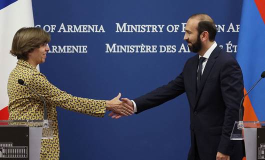 Fransa Dışişleri Bakanı Catherine Colonna ve Ermeni mevkidaşı Ararat Mirzoyan, 3 Ekim 2023'te Erivan'da yaptıkları görüşmelerin ardından ortak basın toplantısı sonunda el sıkışırken. (Fotoğraf: ALAIN JOCARD / AFP)