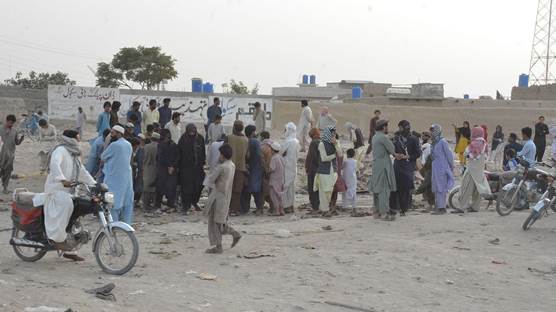 29 Eylül 2023'te Pakistan'ın Belucistan eyaletinin Mastung kasabasındaki bir camide meydana gelen patlamanın ardından insanlar alanda toplandı. / AA