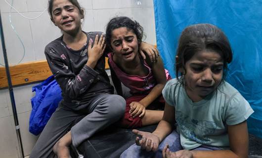 Gazze'de hastaneye düzenlenen saldırıdan etkilenen çocuklar / AFP