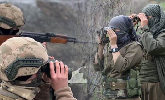 Gerîlayê PKKyê û leşkerên Tirkiyeyê / Wêne: Arşîv