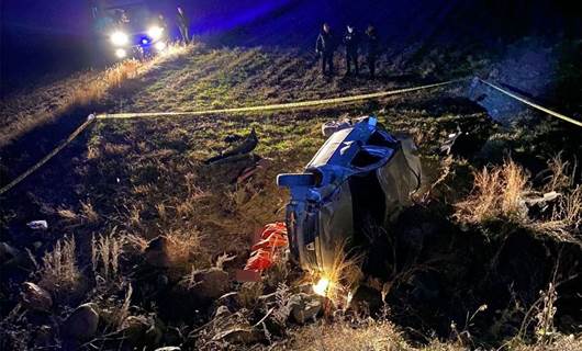 KARS - Otomobil şarampole devrildi: 3 ölü, 1 yaralı / Foto: AA