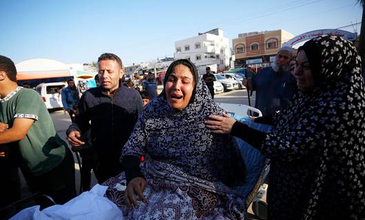 İsrail'in, Gazze Şeridi'ndeki Nuseyrat Mülteci Kampı'nda bir evi hedef alan saldırısında El Cezire televizyonunun muhabiri Vail el-Dahduh'un eşi, oğlu ve kızı da dahil olmak üzere ailesinden çok sayıda kişi hayatını kaybetti. Hayatını kaybedenler için Gazze'nin orta kesimindeki Deyr Belah kentinde cenaze töreni düzenlendi. Cenaze törenine katılanlar, üzüntü yaşadı./ AA