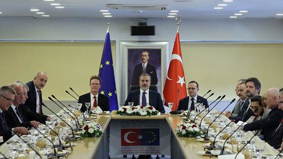 Hakan Fidan, AB Türkiye Delegasyonu Başkanı Nikolaus Meyer-Landrut (solda) ve AB üyesi ülkelerin Ankara büyükelçilerini kabul etti. / AA