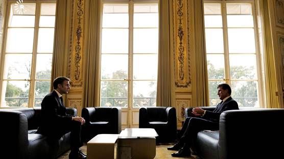 Foto: Cumhurbaşkanı Emmanuel Macron Elysee Sarayı'nda  Kürdistan Bölgesi Başkanı Neçirvan Barzani'yi karşıladı - Paris