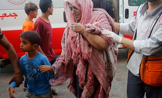 Gazze'nin Bureij Kampı bölgesine düzenlenen saldırıda aralarında çocukların da bulunduğu yaralılar, Deir al Balah kentindeki Aksa Hastanesi'ne getirildi. / AA