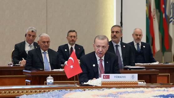 Türkiye Cumhurbaşkanı Erdoğan, Özbekistan'ın başkenti Taşkent'te gerçekleştirilen Ekonomik İşbirliği Teşkilatı Liderler Zirvesi'nde konuştu. / AA