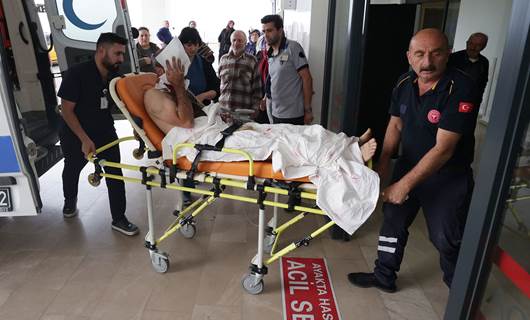 Yaralanan kişi, ambulans helikopterle Trabzon'a götürüldü. / AA