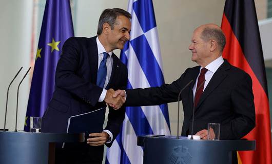 Almanya Başbakanı Olaf Scholz (Sağda), Yunanistan Başbakanı Kiriakos Miçotakis ile ortak basın toplantısı düzenledi. / AFP