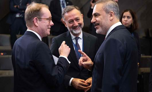 Türkiye Dışişleri Bakanı Hakan Fidan (sağda), 28 Kasım 2023'te Brüksel'deki NATO Karargahında düzenlenen NATO Dışişleri Bakanları toplantısı öncesinde İsveç Dışişleri Bakanı Tobias Billstrom (solda) ile konuşuyor. (Fotoğraf: SAUL LOEB / POOL / AFP)