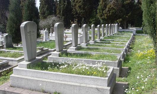 Zincirlikuyu Mezarlığı'nda mezarlar