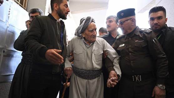 Kerkük'te oy kullanmaya giden 112 yaşındaki Kürt seçmen Foto: Rûdaw