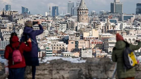 Foto: İstanbul'da Karaköy'deki Galata Kulesi'nin fotoğrafını çeken turistler 