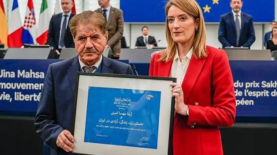  Dr. Muhammed Salih Nikbakht Jina Emine’ye taktim edilen Sakharov Ödülü’nü  alırken