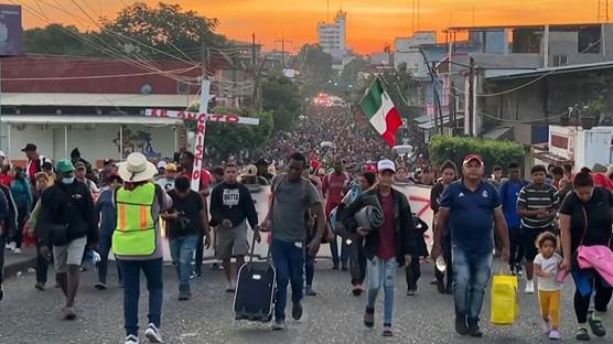  5 binden fazla göçmen Meksika'nın Chiapas eyaletindeki Tapachula'da ABD sınırına doğru yürüyor. / AFP