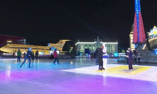 People in Moscow welcome the New Year at skiing, ice skating areas