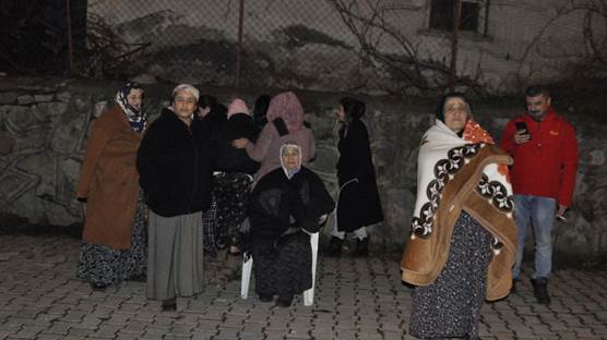 Yüksekova'da deprem sonrası vatandaşlar dışarıda bekledi / AA