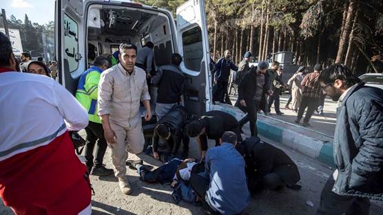 تیمەکان لە شوێنی رووداوەکە بە هانای قوربانییەکانی تەقینەوەکانی کرمانەوە دەچن.