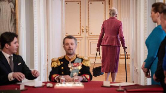 Tahttan feragat beyanını imzaladıktan sonra Danimarka Kraliçesi II. Margrethe, koltuğu oğlu Danimarka Kralı Frederik X'e bıraktı. / AFP