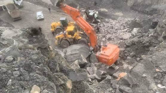 Li madena komirê bi ser makîneya kar de zinar hilweşiya / Wêne: Medyaya civakî