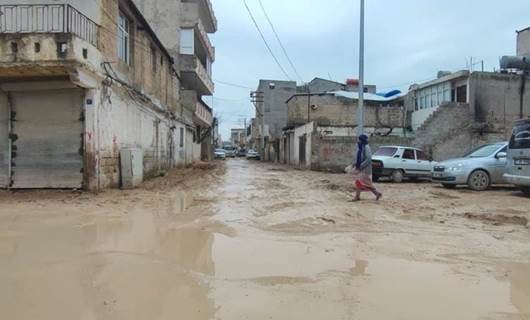 Suruç’ta vatandaşlar çamurla kaplanan yollarının yapılmasını istiyor
