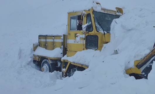 لە پارێزگەی ورمێ بەهۆی بەفربارینەوە رێگەی نێوان سێ شار داخران