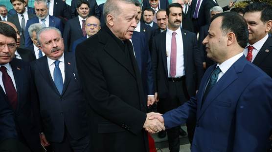 Türkiye Cumhurbaşkanı Erdoğan (sol 3), Anayasa Mahkemesi Yüce Divan Salonu'nda Anayasa Mahkemesinin yeni üyesi Yılmaz Akçil'in yemin törenine katıldı. Programda, Anayasa Mahkemesi Başkanı Zühtü Arslan (sağda) da yer aldı. /AA