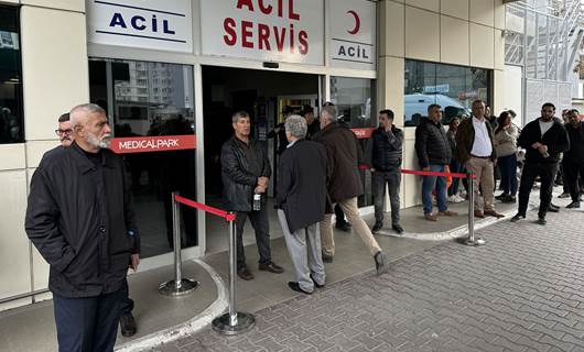 Adana Büyükşehir Belediyesi Özel Kalem Müdür Vekili Samet Gürük'ün kaldırıldığı hastanenin önü. / AA