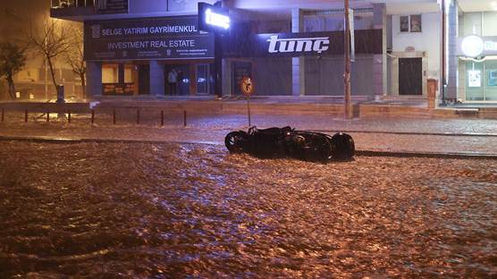 Antalya kent merkezinde şiddetli yağış görüldü / AA