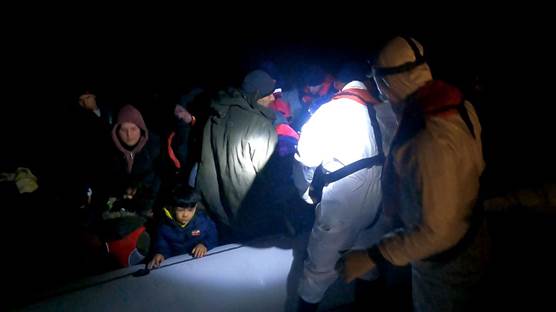 İzmir'in Çeşme, Dikili ve Karaburun ilçesi açıklarında 78 göçmen kurtarıldı