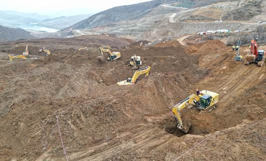 İliç'teki maden ocağında meydana gelen heyelanda toprak altında kalan 9 işçiden 3’ünün, "manganez ocağı"nda olduğu ihtimali üzerinde durulması üzerine çalışmalar bu bölgede yoğunlaştırıldı. / AA