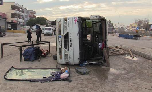 Li Edenê mîdîbusa karkeran qulibî/Wêne: AA