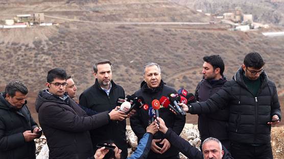Türkiye İçişleri Bakanı Ali Yerlikaya, Enerji ve Tabii Kaynaklar Bakanı Alparslan Bayraktar ile Erzincan'ın İliç ilçesinde maden ocağındaki toprak kaymasının yaşandığı alanda gazetecilere açıklamalarda bulundu. / AA