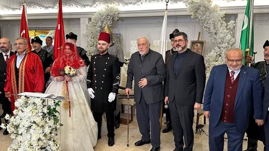 Tarihçi İlber Ortaylı'nın (sol 4) nikah şahidi olarak katılığı düğün / Sosyal medya