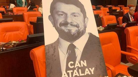 Meclis'te Can Atalay posteri açılmıştı / AA