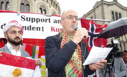 Erling Folkvord Kürdistan Bağımsızlığı referandumu sürecinde Norveç'te düzenlenen bir mitingde konuşurken
