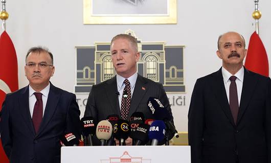 İstanbul Valisi Davut Gül (ortada) basın toplantısı düzenledi. / AA