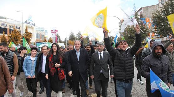 DEM Parti Eş Genel Başkanı Tuncer Bakırhan, Bitlis'in Ahlat ilçesi'nde, beraberindeki partililerle Seçim Koordinasyon Merkezi'ne kadar yürüdü. / AA