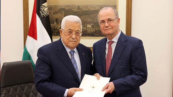 Filistin Devlet Başkanı Mahmud Abbas (solda), Başbakan Yardımcısı ve Filistin Yatırım Fonu Başkanı Muhammed Mustafa'yı (sağda) 