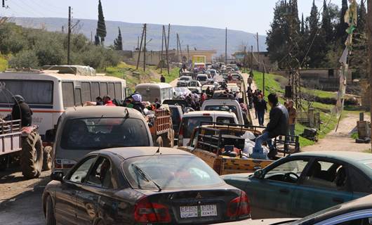 Xelkê ku ji ber dagirkeriya Tirkiyeyê ji Efrînê derdikeve / Wêne: AFP-Arşîv