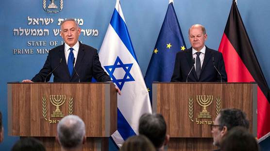 İsrail'i ziyaret eden Almanya Başbakanı Olaf Scholz (sağda), Netanyahu ile yaptıkları görüşmelerin ardından Batı Kudüs'te ortak basın toplantısı düzenledi. / AFP