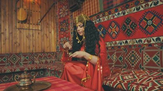 Almanya'da yaşayan Kürt şarkıcı Lune, Kürdistan'ı konu alan son klibini Newroz vesilesiyle yayımladı