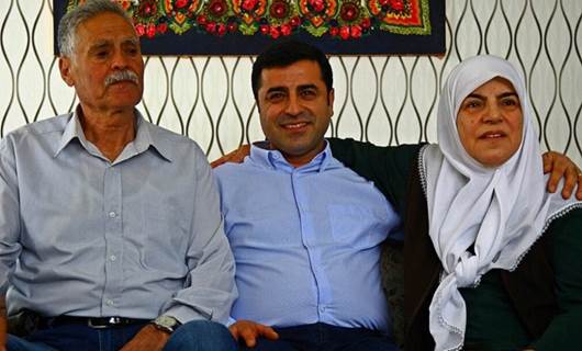 Selahattin Demirtaş, annesi ve babası ile