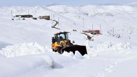 Bitlis'te açılması için çalışılan bir köy yolu / AA