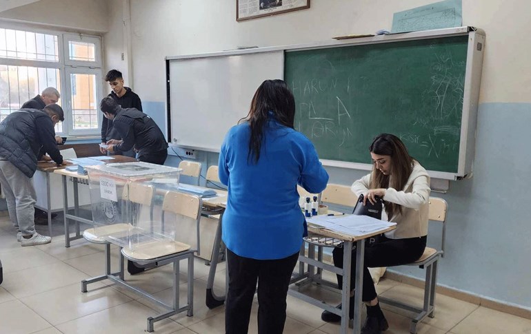 Elections officials prepare to receive at a polling station in Turkey's southeast Batman on March 31, 2024. Photo: Rudaw