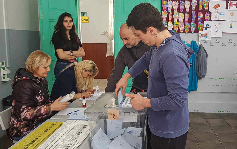 Polling stations in 32 provinces closed