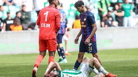 Maçın ardından yeşil-beyazlı taraftarlar ve futbolcular üzüntü yaşadı. / AA