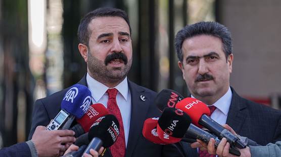 YRP'nin Genel Merkez Seçim Koordinasyon Merkezi Başkanı Mahmut Tandoğan (sağda) ile belediye başkan adayı Hasan İzol (solda), itiraz dilekçelerini sunmalarının ardından açıklama yaptı. / AA