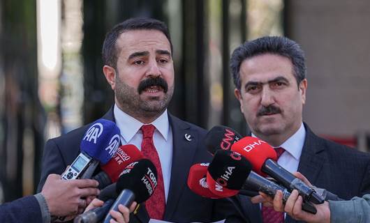 YRP'nin Genel Merkez Seçim Koordinasyon Merkezi Başkanı Mahmut Tandoğan (sağda) ile belediye başkan adayı Hasan İzol (solda), itiraz dilekçelerini sunmalarının ardından açıklama yaptı. / AA