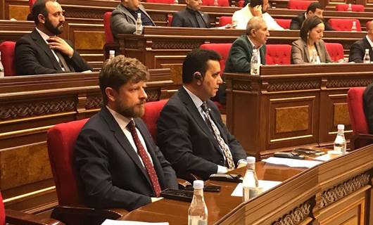Balyozê Ermenistanê yê Fransayê Olivier Decottignies li Parlamentoya Fransayê ye / Wêne: @O_Decottignies